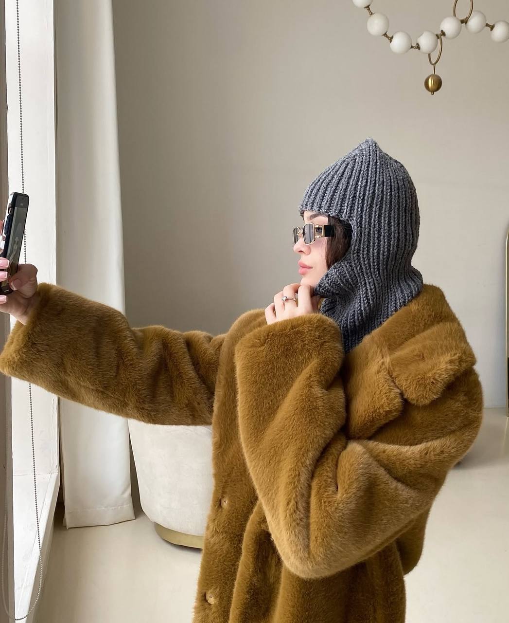 Что носить зимой вместо шапки: топ-5 идей для любого образа